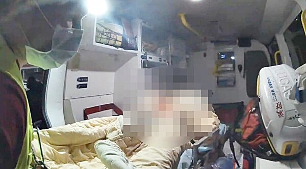 ▲桃園市消防救護人員將負傷莊女緊急送醫治療。（圖／桃園警方提供）