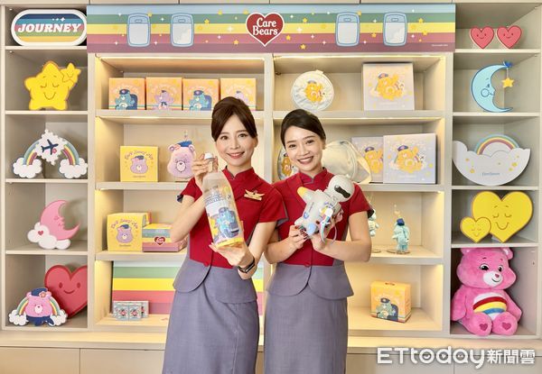 ▲▼中華航空攜手知名手搖品牌五桐號，與美國經典品牌 Care Bears&trade;愛心小熊跨界聯名，推出機上全新甜點。（圖／記者周湘芸攝）