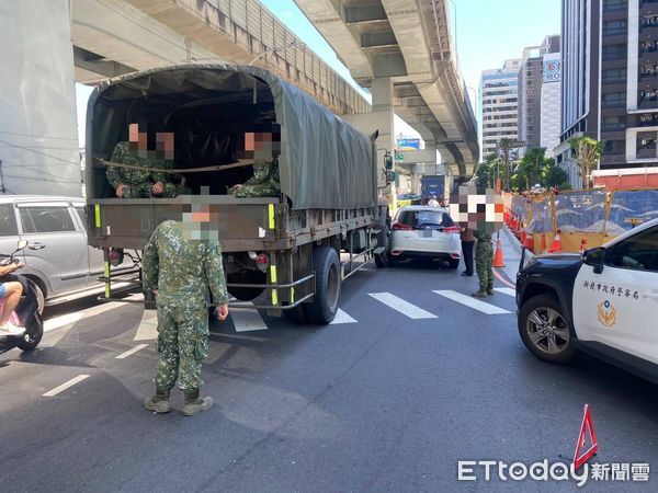 ▲▼陸軍後備旅軍卡車變換車道撞上小客車             。（圖／記者陳以昇翻攝）