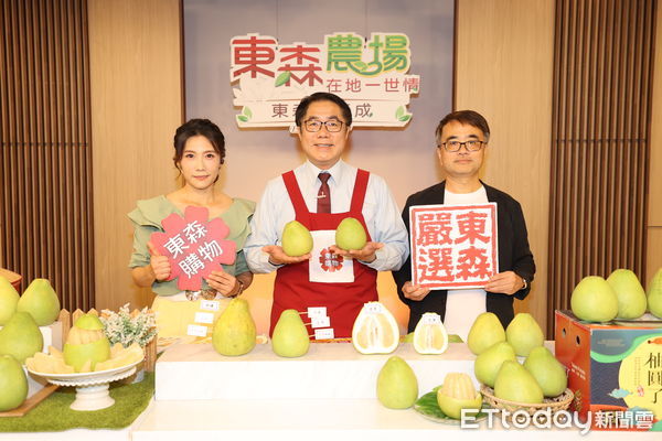 ▲▼ 黃偉哲上東森農場賣麻豆文旦        。（圖／記者徐文彬攝）