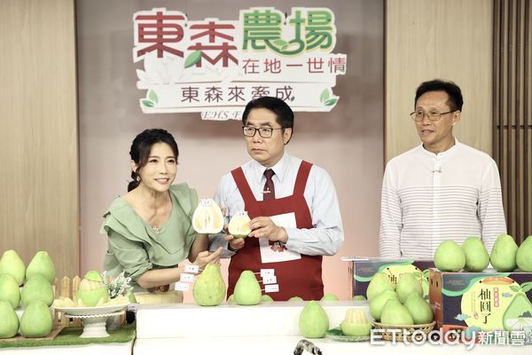 ▲▼ 黃偉哲上東森農場賣麻豆文旦      。（圖／記者徐文彬攝）