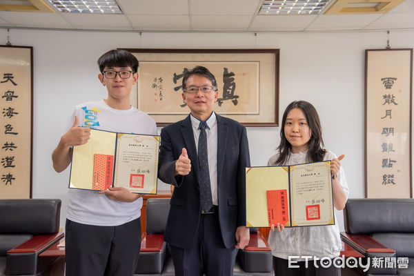 ▲嘉藥藥學系在今年藥師國考勇奪榜眼與全國第五，通過率高居全國之首。（記者林東良翻攝，下同）