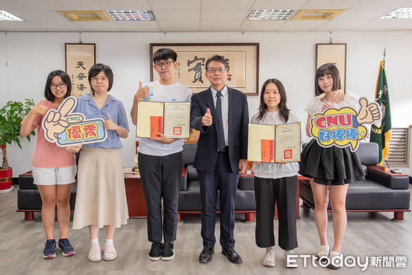 ▲嘉藥藥學系在今年藥師國考勇奪榜眼與全國第五，通過率高居全國之首。（記者林東良翻攝，下同）