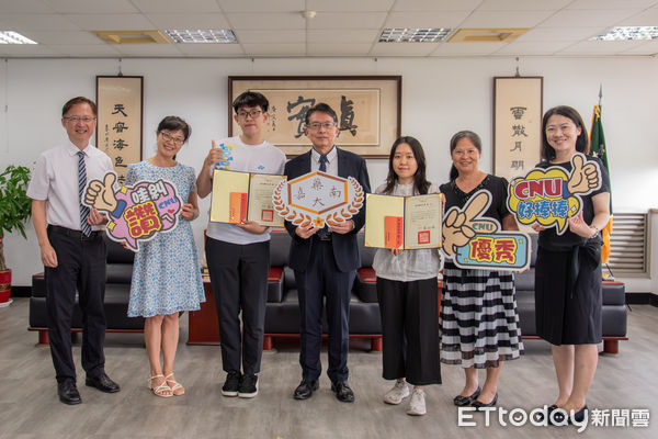 ▲嘉藥藥學系在今年藥師國考勇奪榜眼與全國第五，通過率高居全國之首。（記者林東良翻攝，下同）