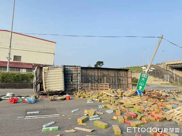 ▲國道3號大山交流道今天清晨發生大貨車翻車事故，貨物甩飛佔據車道，交通一度受阻。（圖／記者楊永盛翻攝）