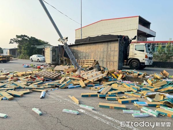▲國道3號大山交流道今天清晨發生大貨車翻車事故，貨物甩飛佔據車道，交通一度受阻。（圖／記者楊永盛翻攝）