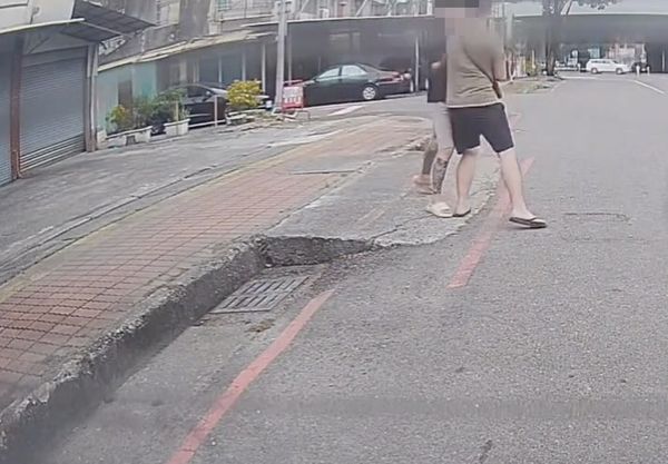 ▲▼特斯拉小巷轉彎硬切！丟石塊嗆：開破車。（圖／翻攝自社會事新聞影音）