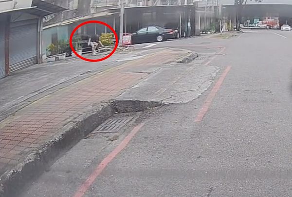 ▲▼特斯拉小巷轉彎硬切！丟石塊嗆：開破車。（圖／翻攝自社會事新聞影音）