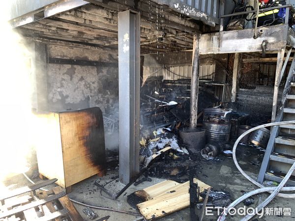 ▲▼  基隆七堵修車廠火警！女員工受困閣樓送醫不治            。（圖／記者郭世賢翻攝）