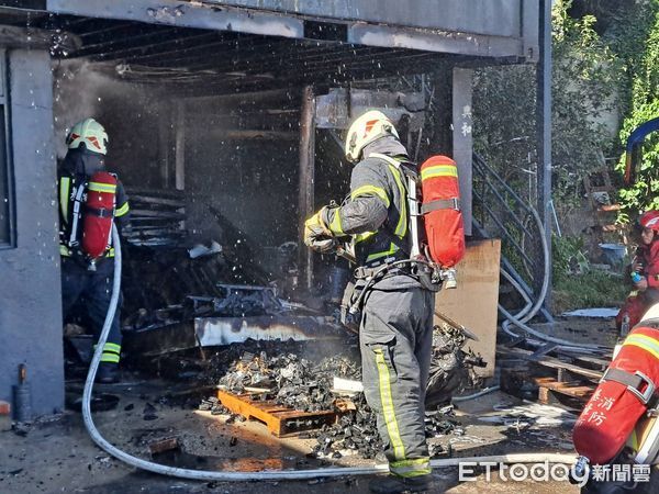 ▲▼  基隆七堵修車廠火警！女員工受困閣樓送醫不治            。（圖／記者郭世賢翻攝）