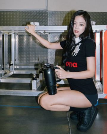 ▲▼開箱直擊／Jennie私藏愛用保溫瓶現身松菸　「本人親簽」運來台灣。（圖／永新瓦提供）