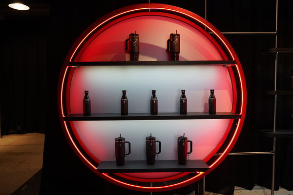 ▲▼開箱直擊／Jennie私藏愛用保溫瓶現身松菸　「本人親簽」運來台灣。（圖／永新瓦提供）