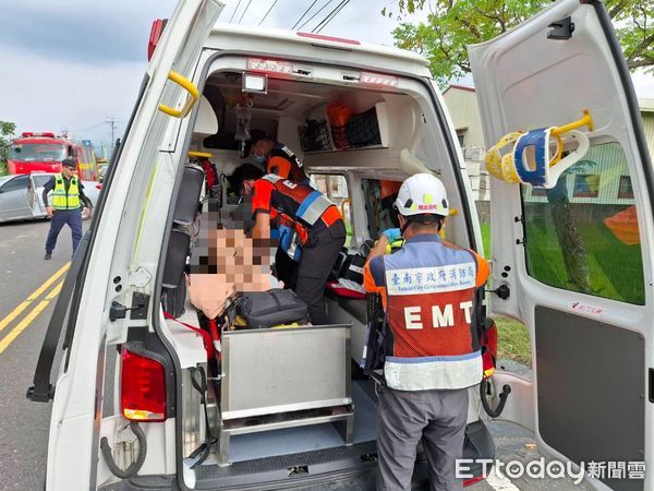 ▲台南東山區去聖榮橋往東路段下午發生2轎車對撞事故，造成3人受傷，其中1人重傷不治。（民眾提供，下同）