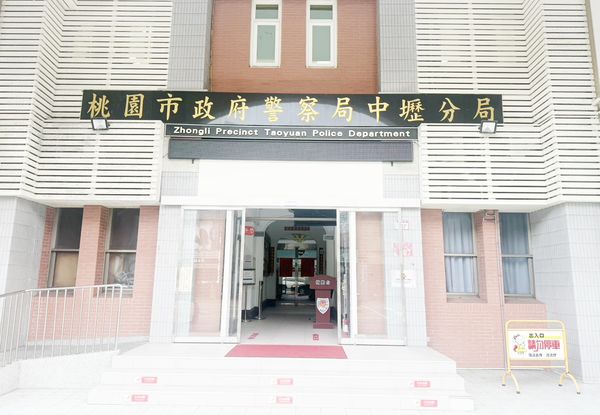 ▲官姓男子今天凌晨酒醉闖入中壢區某處民宅，見女子出現竟將其壓制在地上意圖性侵，所幸女子機警要官男「稍等」一下，趁機逃離脫困，圖為中壢警分局外觀。（圖／記者沈繼昌翻攝）