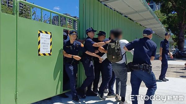 ▲▼淡水公七公園自救會闖入共構工程工地抗議，警方協調無效將9人驅離送辦             。（圖／記者陳以昇翻攝）