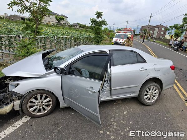 ▲台南東山區去聖榮橋往東路段下午發生2轎車對撞事故，造成3人受傷，其中1人重傷不治。（民眾提供，下同）