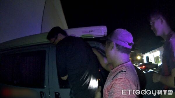 ▲民眾車輛自動上鎖，警消合作解困。（圖／記者楊晨東翻攝）
