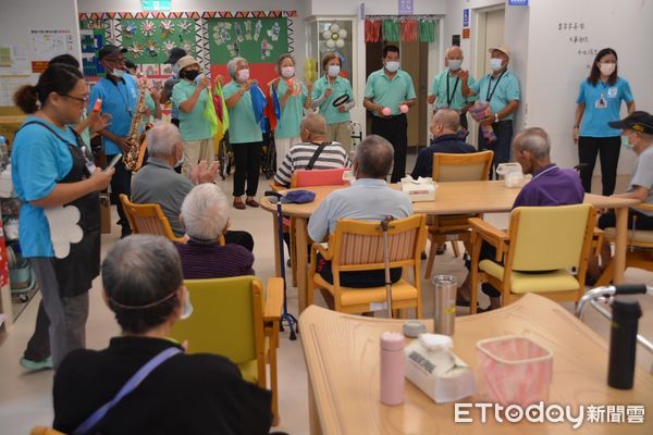 ▲千歲志工團走入機構以老護老陪伴長輩。（圖／記者楊晨東翻攝）