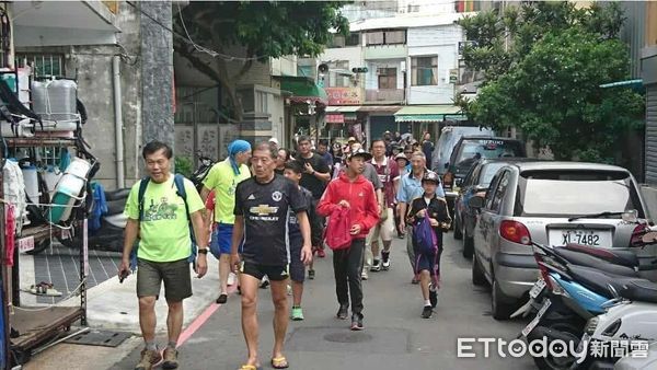 ▲▼揹水上山33年！「柴山守護神」洪木生謝幕　奉茶精神感動無數山友。（圖／蔡侑霖提供）