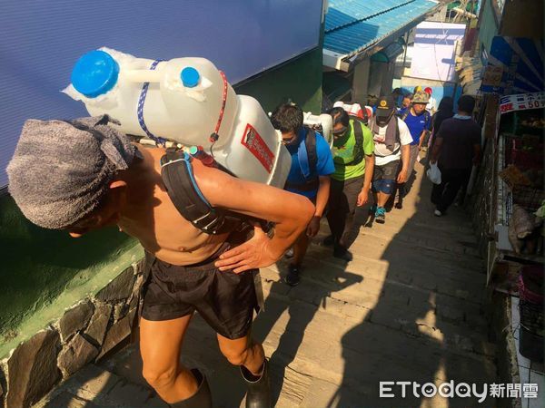 ▲▼揹水上山33年！「柴山守護神」洪木生謝幕　奉茶精神感動無數山友。（圖／蔡侑霖提供）