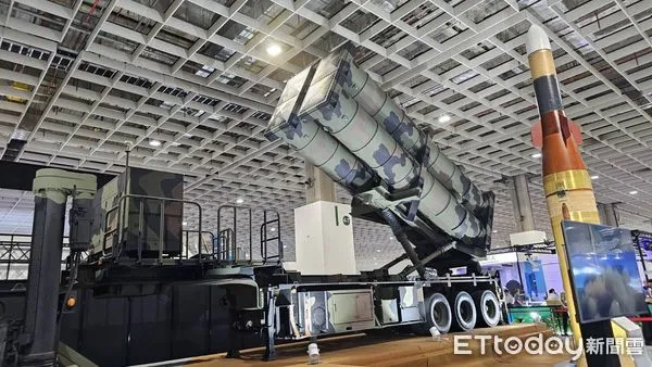 ▲國防部在「2025年台北國際航太暨國防工業展」上首次展現強弓一型飛彈。（圖／記者呂佳賢攝）