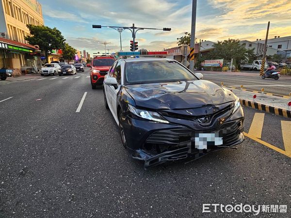 ▲▼       花警巡邏路口與機車碰撞 員警手掌燙傷救人 騎士已恢復生命跡象      。（圖／記者王兆麟翻攝）