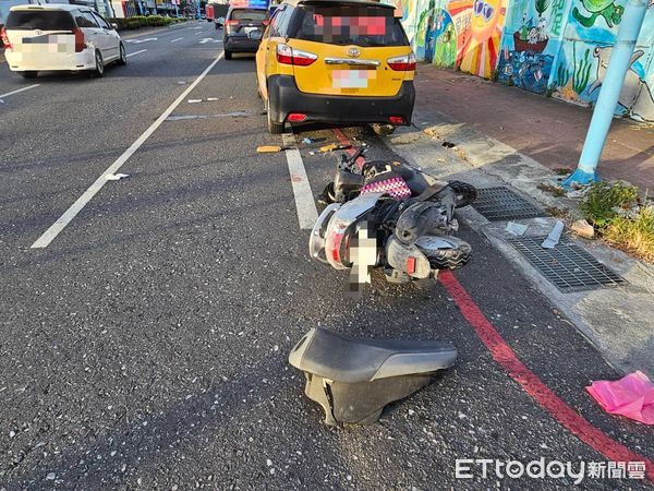 ▲▼       花警巡邏路口與機車碰撞 員警手掌燙傷救人 騎士已恢復生命跡象      。（圖／記者王兆麟翻攝）