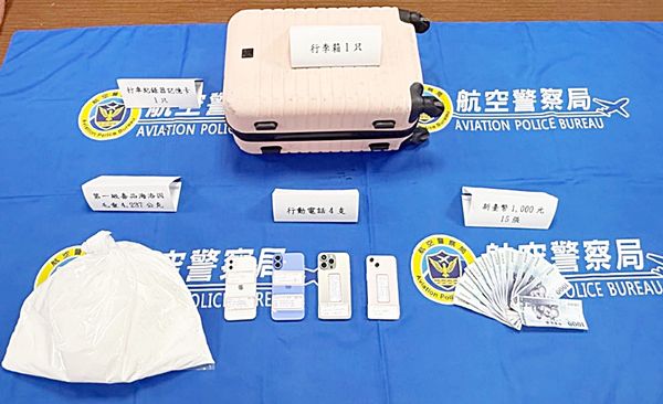 ▲美籍婦人C女今年5月間自香港轉機來台，入境桃園機場時，托運行李被X光機檢查出夾藏第一級毒品海洛因毛重4.237公斤，當場被海關與航警人員查獲。（圖／航警局提供）