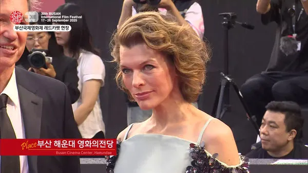 ▲▼ 釜山電影節／紅毯驚現超大咖！Lisa戰袍火辣身材全看光　攝影搶拍。（圖／翻攝自hello tv news YouTube）