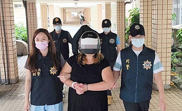 ▲美籍婦人C女今年5月入境桃園機，托運行李被查出夾藏海洛因毛重4.237公斤，航警人員偵訊後移送桃檢偵辦。（圖／航警局提供）