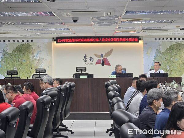 ▲南消召開專案會議強化人員健康與防護，局長李明峯主持，推動制度化安全作業程序，落實各項安全衛生訓練與自主健康管理。（圖／記者林東良翻攝，下同）
