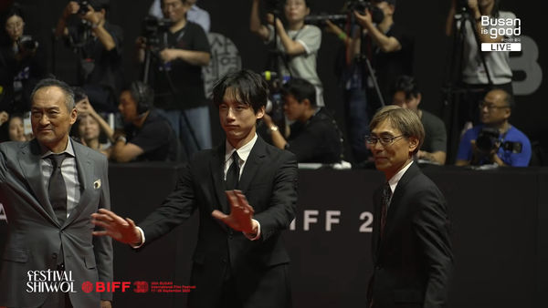 ▲▼快訊／坂口健太郎爆劈腿現身了！「真實狀態」曝光　粉絲反應曝光。（圖／헬로tv뉴스、부산튜브 - 부산광역시 공식 유튜브 채널YouTube）