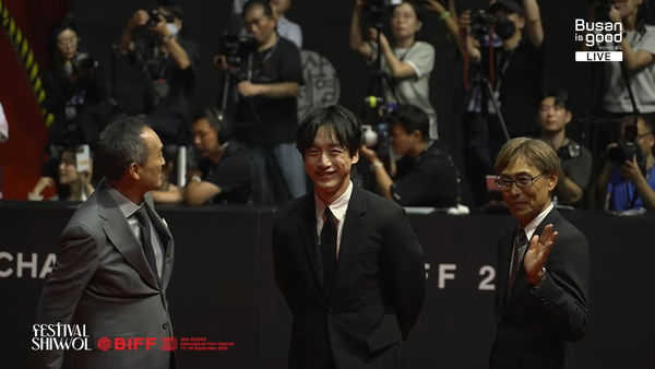 ▲▼快訊／坂口健太郎爆劈腿現身了！「真實狀態」曝光　粉絲反應曝光。（圖／헬로tv뉴스、부산튜브 - 부산광역시 공식 유튜브 채널YouTube）