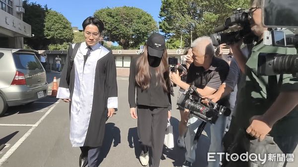 ▲▼YT頻道「眾量級」家寧（張家寧）與搭檔Andy老師（王崇睿）分手拆夥後，家人捲入官司漩渦，今（17日）新北地院首度開庭，家寧全身白不認罪，家寧妹（張家芸）全身黑認罪。（圖／記者黃哲民攝）