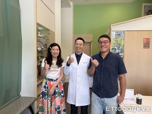 ▲黃小姐矯正前的牙齒連土司都咬不斷            。（圖／記者吳奕靖翻攝）