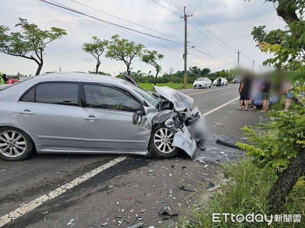▲台南東山區去聖榮橋往東路段下午發生2轎車對撞事故，造成3人受傷，其中1人重傷不治。（民眾提供，下同）