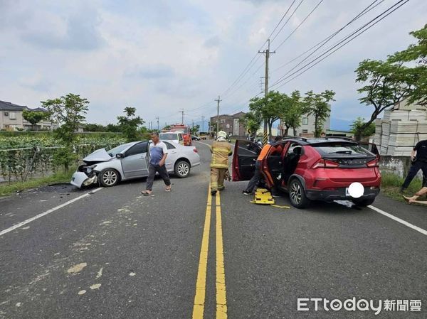 ▲台南東山區去聖榮橋往東路段下午發生2轎車對撞事故，造成3人受傷，其中1人重傷不治。（民眾提供，下同）