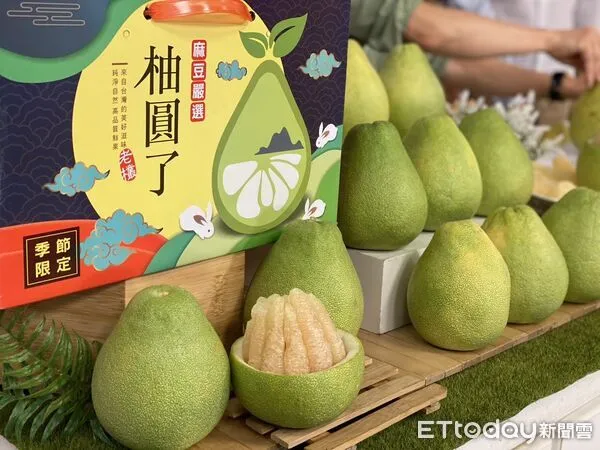 ▲台南市長黃偉哲親自上直播平台「叫賣」麻豆文旦，掀起搶購熱潮。（記者林東良翻攝，下同）