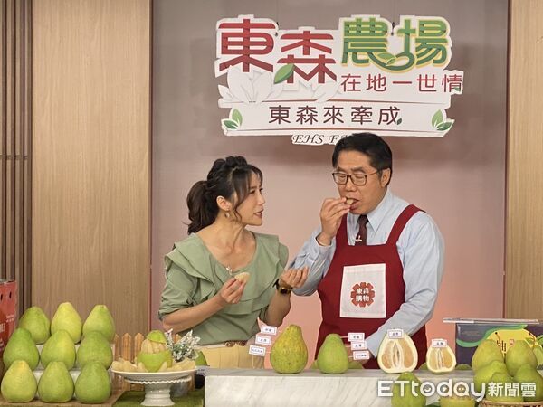 ▲台南市長黃偉哲親自上直播平台「叫賣」麻豆文旦，掀起搶購熱潮。（記者林東良翻攝，下同）