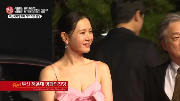 ▲▼釜山電影節／孫仙壓軸來了！孫藝真踏上紅毯　零贅肉完美身材。（圖／翻攝自부산튜브 - 부산광역시 공식 유튜브 채널YouTube）