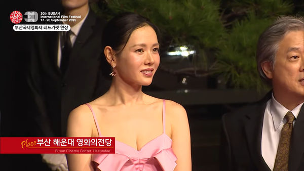 ▲▼釜山電影節／孫仙壓軸來了！孫藝真踏上紅毯　零贅肉完美身材。（圖／翻攝自부산튜브 - 부산광역시 공식 유튜브 채널YouTube）