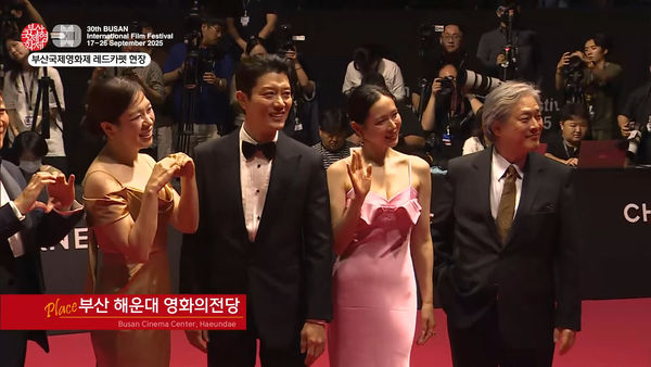 ▲▼釜山電影節／孫仙壓軸來了！孫藝真踏上紅毯　零贅肉完美身材。（圖／翻攝自부산튜브 - 부산광역시 공식 유튜브 채널YouTube）