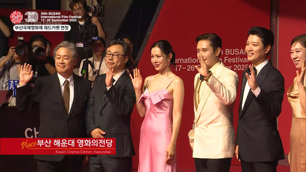 ▲▼釜山電影節／孫仙壓軸來了！孫藝真踏上紅毯　零贅肉完美身材。（圖／翻攝自부산튜브 - 부산광역시 공식 유튜브 채널YouTube）