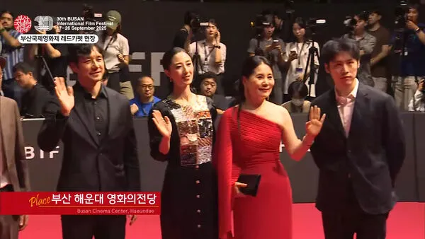 ▲▼釜山紅毯／《不能說秘密》桂綸鎂來了！觀眾區躁動　李心潔開肚臍辣爆。（圖／翻攝自부산튜브 - 부산광역시 공식 유튜브 채널YouTube）