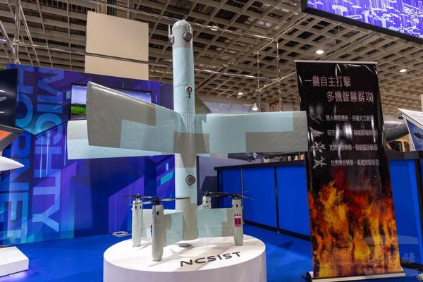 ▲▼「勁蜂Ⅲ型攻擊無人機」為國內首款X型機翼，可垂直起降轉態飛行的攻擊型無人機。（圖／軍聞社）