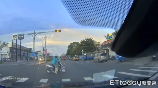 ▲▼花蓮女騎士遭撞擊，傷重不治身亡。（圖／記者王兆麟翻攝）