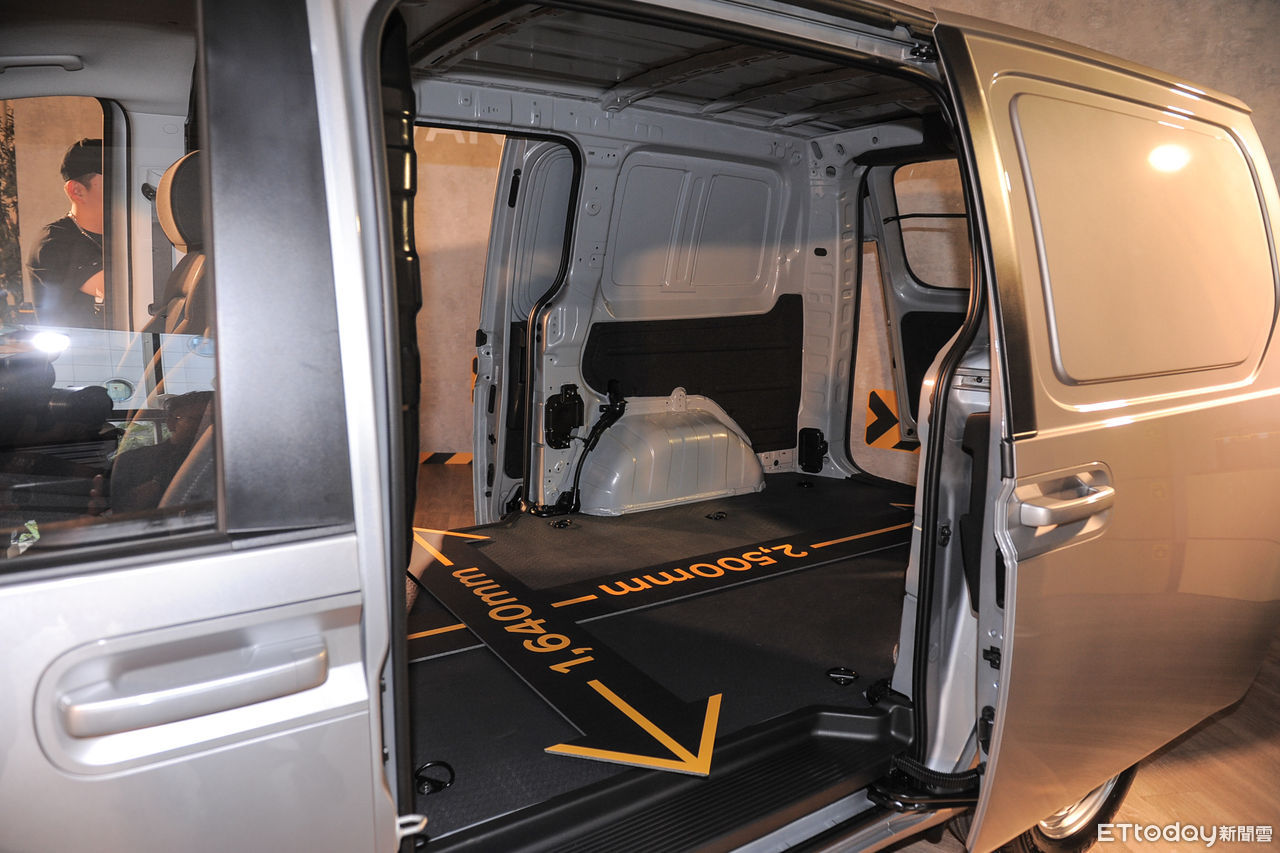 ▲Staria Van 3人座貨車、Staria Camper露營車。（圖／記者林鼎智攝）