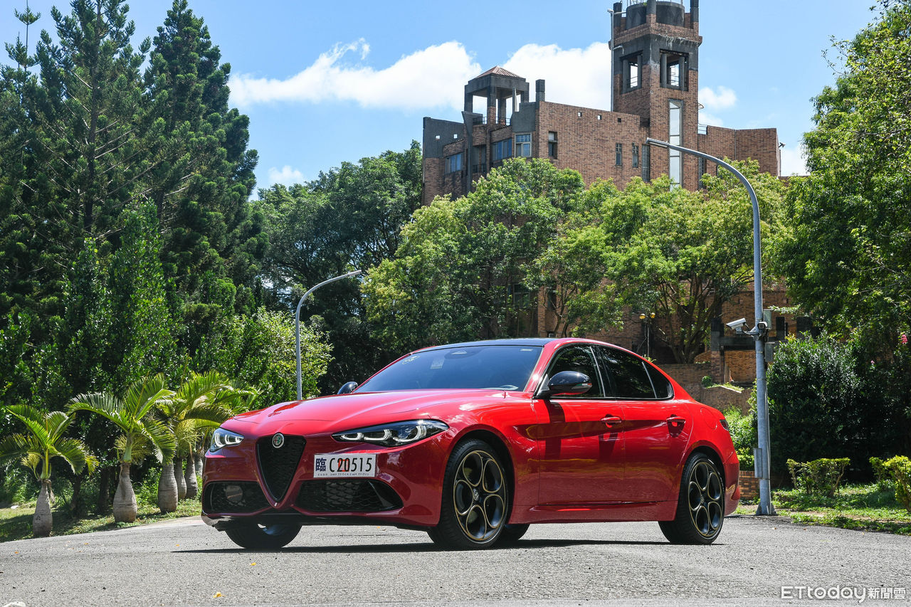 ▲Giulia雖然世代偏舊、久未改款，但仍給人超高顏值、動態魅力更是讓人難以抗拒！（圖／記者徐煜展攝）