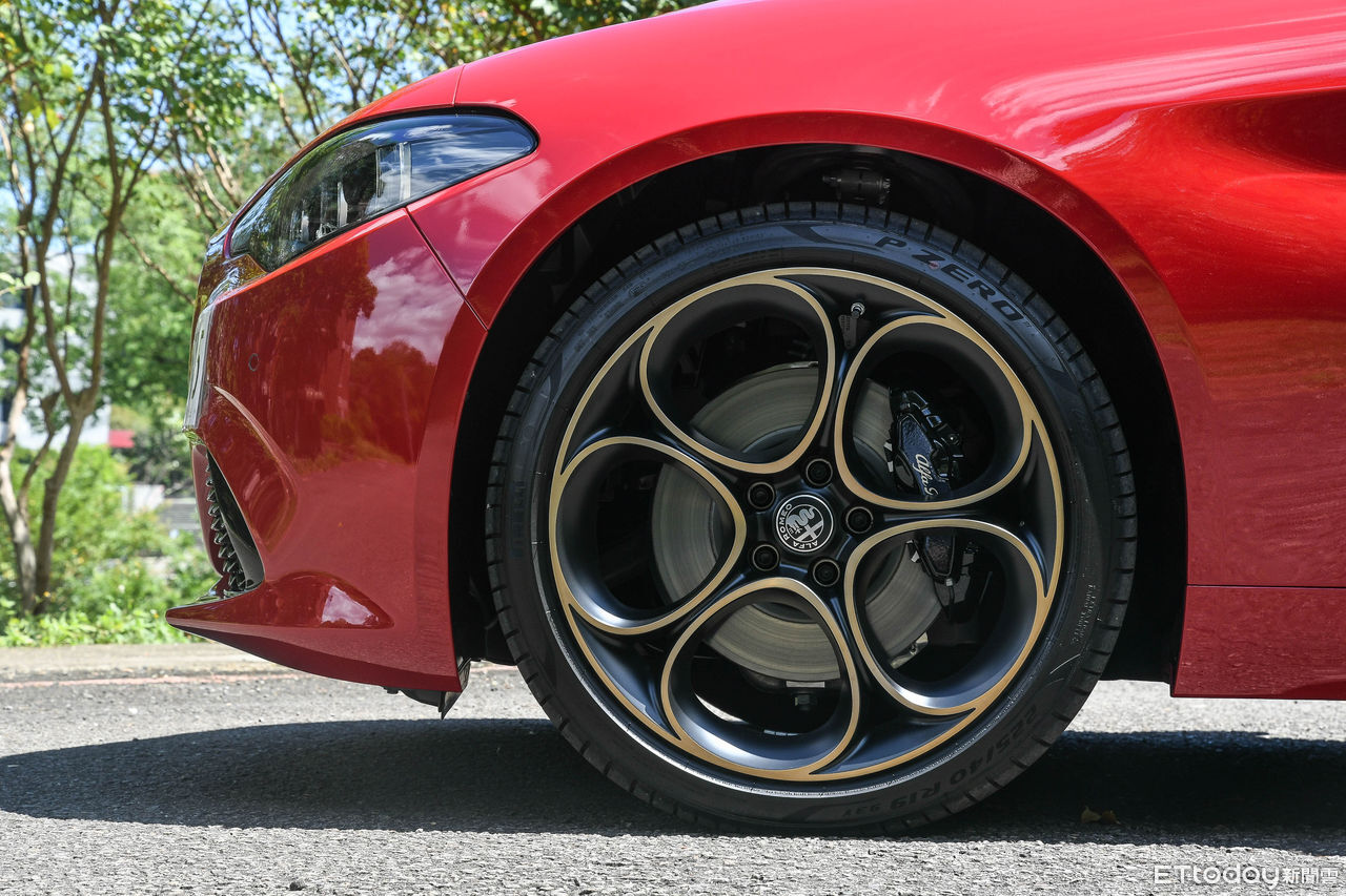 ▲Giulia雖然世代偏舊、久未改款，但仍給人超高顏值、動態魅力更是讓人難以抗拒！（圖／記者徐煜展攝）