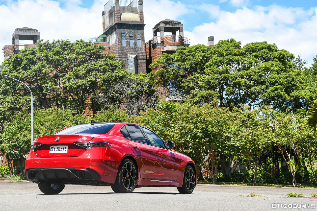 ▲Giulia雖然世代偏舊、久未改款，但仍給人超高顏值、動態魅力更是讓人難以抗拒！（圖／記者徐煜展攝）